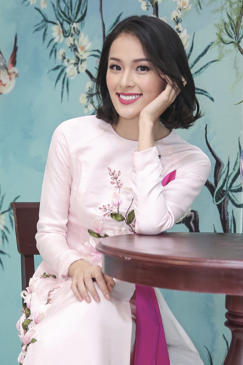 Hạ Vi được bạn trai Quốc Cường đưa đón, hội ngộ Chi Pu, Thùy Dung - 5 Nụ cười luôn nở trên môi của mỹ nhân 23 tuổi. Người đẹp vừa bước sang tuổi mới vào ngày 26/9 vừa qua. Cô cho biết, đây là khoảng thời gian đẹp nhất của tuổi thanh xuân.