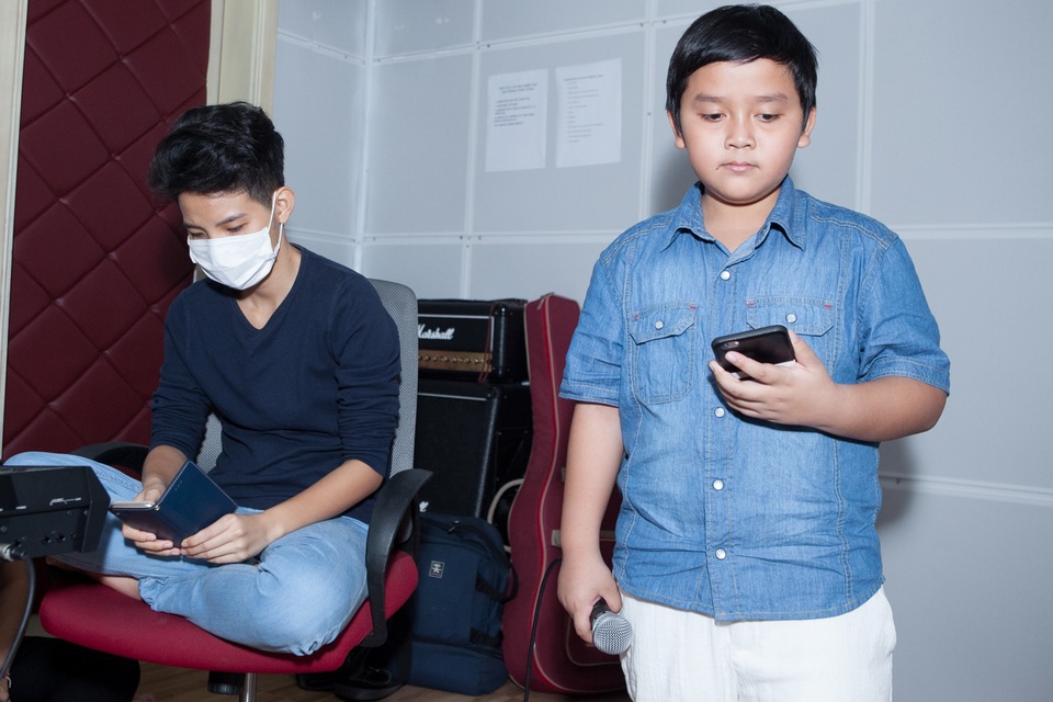 Thụy Bình bật mí: “Con cũng rất thoải mái khi bước vào đêm Chung kết. Con sẽ hát một bài hát cũng là thế mạnh nhưng cũng không phải thế mạnh khi kết hợp những thể loại âm nhạc đặc biệt với nhau. Đây như món quà mà con dành tặng cho khán giả. Với con, 3 bạn còn lại hát rất hay, đặc biệt là Milan tuần này bạn sẽ mang đến điều rất bất ngờ. Hi vọng mọi người sẽ ủng hộ cho Top 4”.