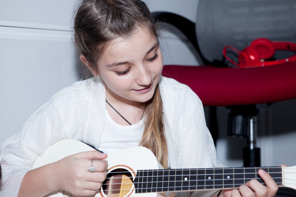 Có thể thấy, đây cũng là một thử thách rất lớn dành cho cô bé đáng yêu này. Trong khi những thí sinh còn lại vẫn thường xuyên xuất hiện trên sân khấu thì Milana dừng chân khá sớm từ đêm liveshow 2. Đặc biệt, thế mạnh của Milana là hát tiếng Anh, đây cũng là một điểm sáng giúp cô bé gây ấn tượng trong lòng khán giả.