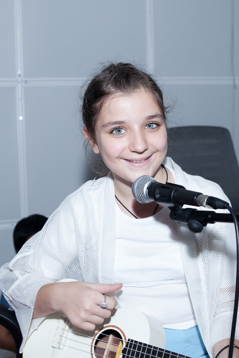 Tuy nhiên, tham gia một sân chơi âm nhạc tại Việt Nam, đòi hỏi cô bé phải thể hiện được những ca khúc tiếng Việt. Đây có thể là khó khăn mà ngay những vòng đầu tiên Milana phải đối diện, vì cô bé mới qua Việt Nam sinh sống, nhưng việc thể hiện ca khúc tiếng Việt chắc chắn sẽ giúp cô bé ghi thêm điểm trong lòng người xem.