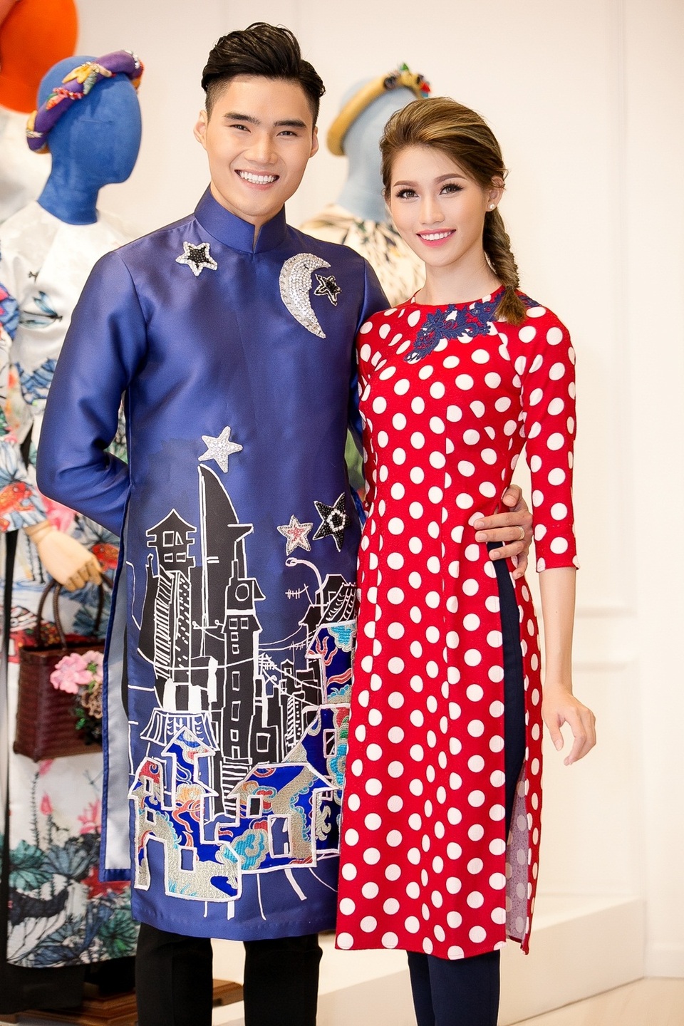 
Cặp đôi Quang Hùng - Quỳnh Châu khá tình tứ, bên nhau không rời. Cả hai đều diện trang phục áo dài cách tân kết hợp cùng quần jeans hiện đại.
