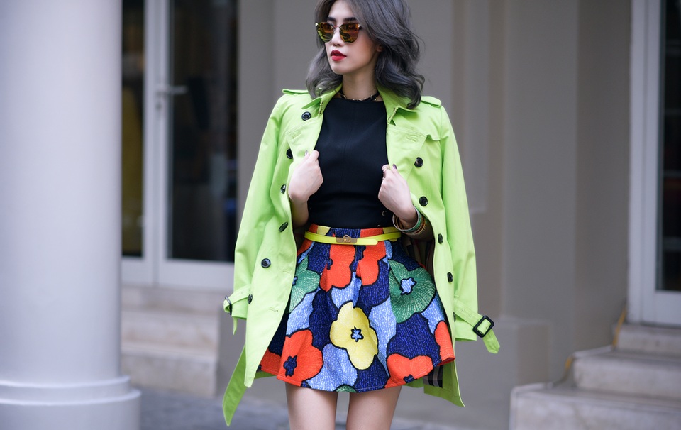 Gu chơi đồ hiệu cực chất của fashionista xinh như hot girl - 11 Độ chói của chiếc áo khoác, chân váy hoa sặc sỡ và đôi giày được màu đen của áo thun cân bằng lại, tạo nên tổng thể hài hòa.
