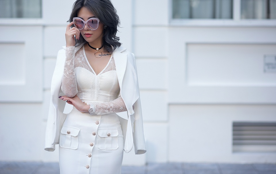 Gu chơi đồ hiệu cực chất của fashionista xinh như hot girl - 2 Với cả cây trắng, cô chọn toàn bộ phụ kiện ánh kim để tạo điểm nhấn sắc nét.