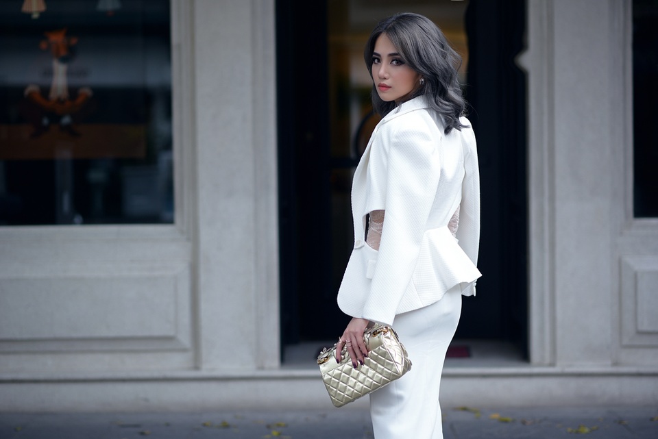 Gu chơi đồ hiệu cực chất của fashionista xinh như hot girl - 5 Chiếc áo cúp ngực đắp ren tôn vòng một được cô gái 9X mix cùng chân váy xẻ đùi phong cách quân đội với hàng cúc metallic mạnh mẽ.