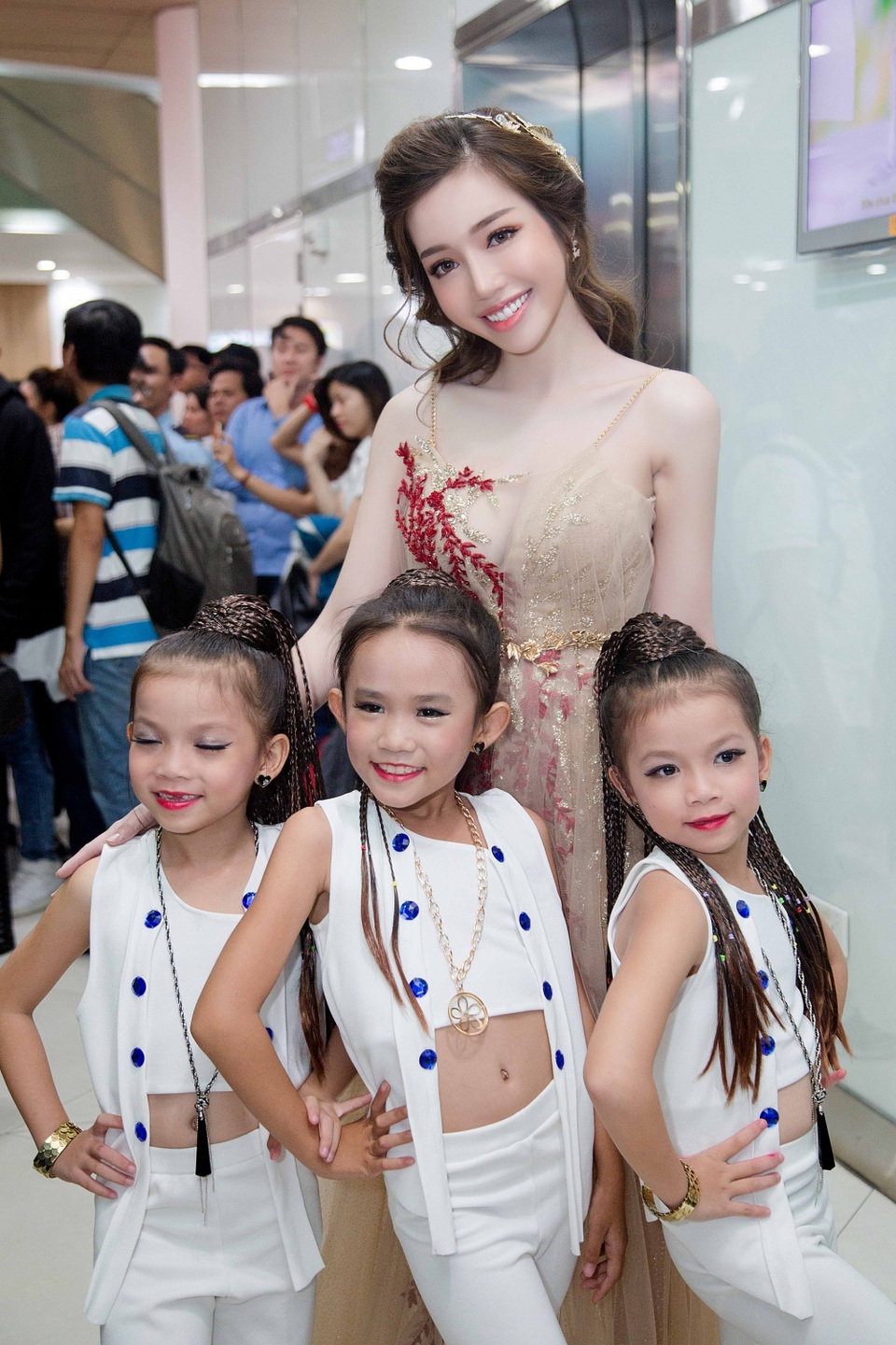 Elly Trần: “Mẹ thời trang hay không đến giờ cũng phải đút bột cho con” - 3 Elly Trần: “Mẹ thời trang hay không đến giờ cũng phải đút bột cho con” - 3