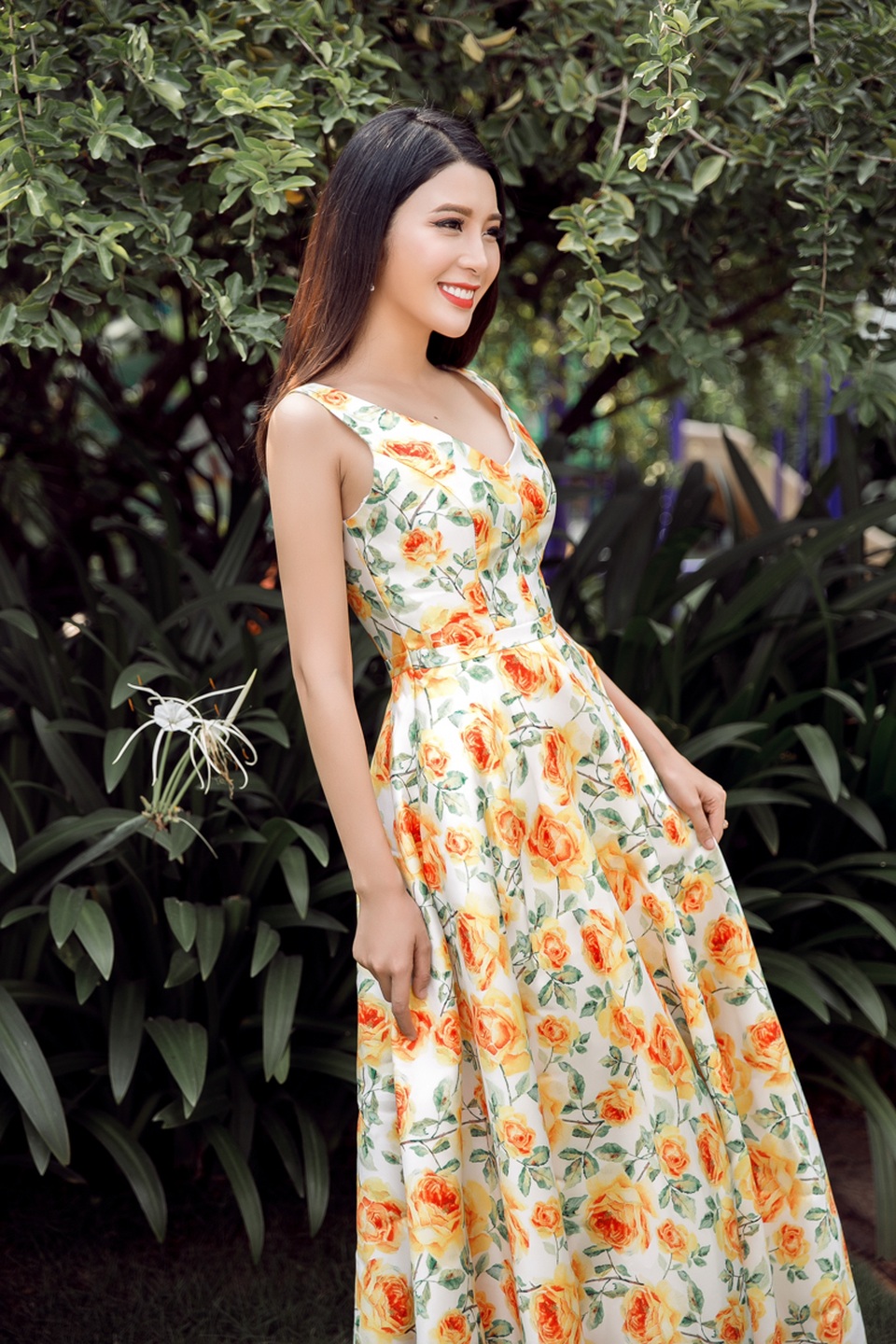 Chất liệu tafta và ren sợi chưa bao giờ lỗi thời, với ưu điểm bóng nhẹ sang trọng của chất liệu tafta đã giúp Yan My trở nên quyến rũ hơn bao giờ hết.