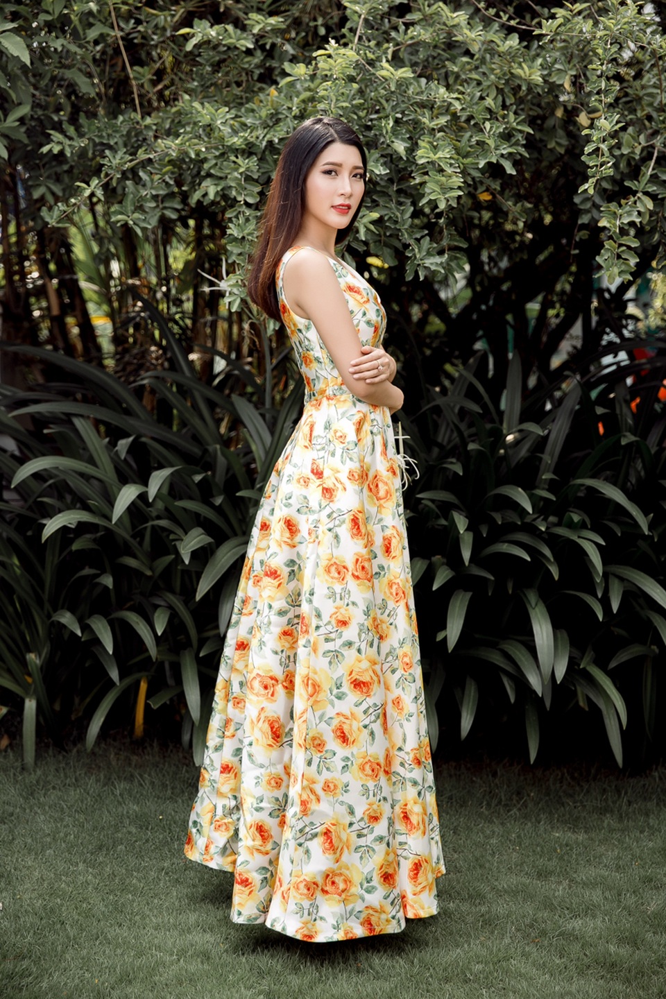 Phom váy bồng xoè đơn giản, cổ tim với vẻ cổ điển luôn là sự lựa chọn hàng đầu cho cô nàng thích sự đơn giản nữ tính. Màu hoa vàng nhẹ nhàng được thiết kế và in tràn phủ trên vải tafta giúp chiếc đầm đơn giản trở nên mới lạ và vô cùng bắt mắt.