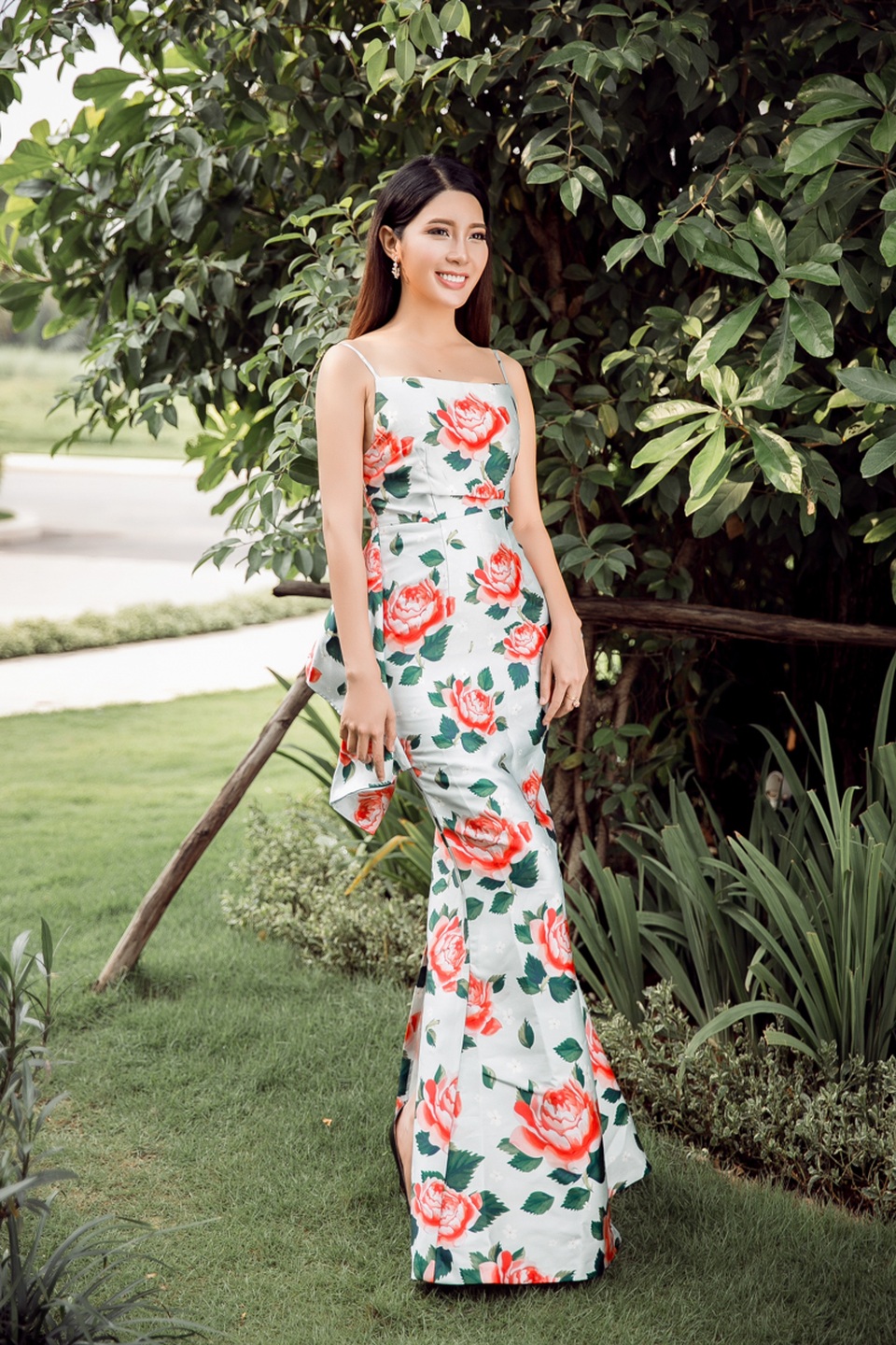 Váy đuôi cá in hoa đỏ rực rỡ giúp cho nàng trở nên lộng lẫy và sang trọng. Cách cắt khối 5d tạo điểm nhất lạ mắt cho chiếc đầm đuôi cá trở nên lạ mắt.