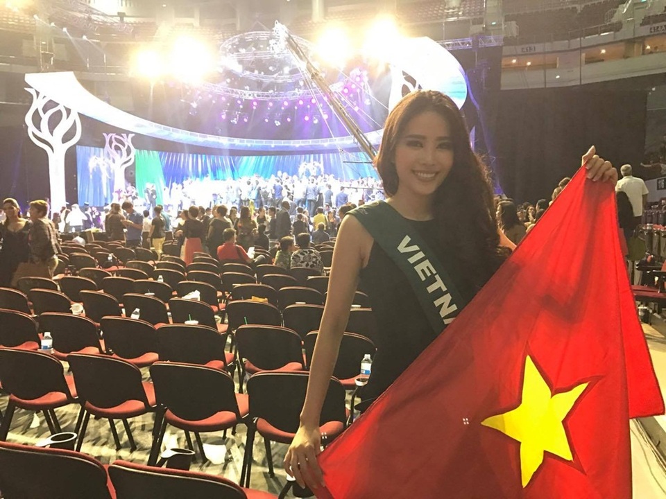 Nam Em tiếc nuối chia sẻ sự cố thông dịch khiến cô trượt top 4 - 1 Đại diện Việt Nam được xướng trong top 8 Miss Earth (Hoa hậu Trái đất).