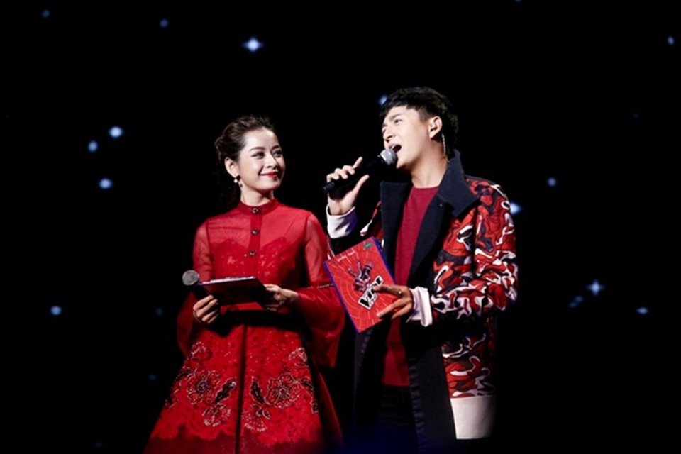 Cặp đôi MC đêm chung kết là Chi Pu và Ngô Kiến Huy.
