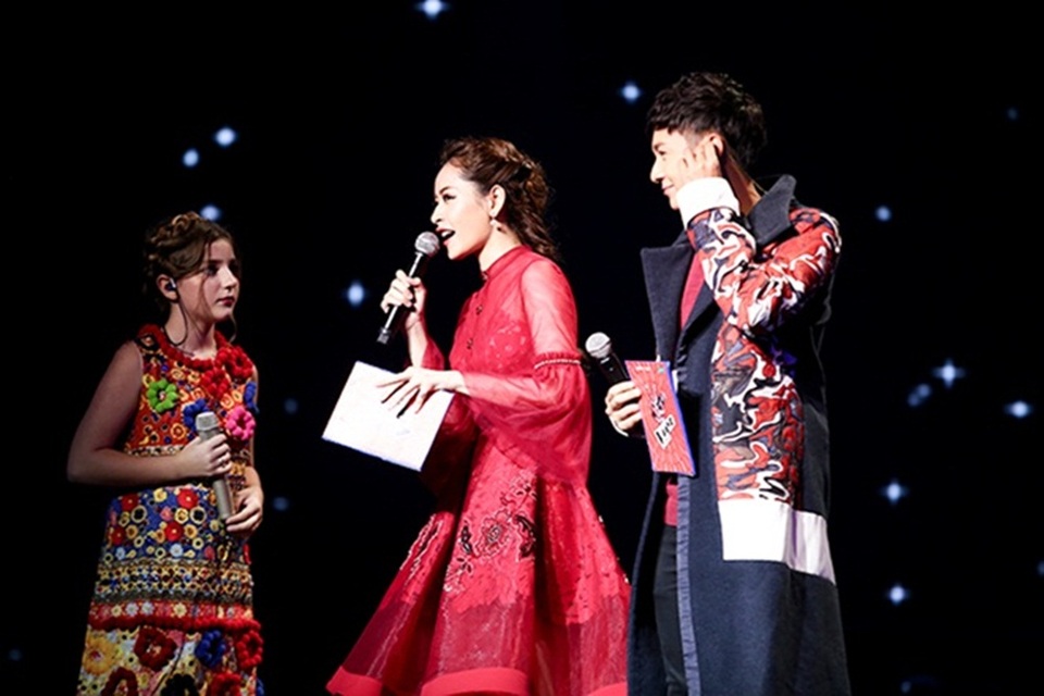 Ở vòng Giấu mặt, cô bé 10 tuổi người Nga Milana gây ấn tượng khi thể hiện ca khúc tiếng Việt “Về ăn cơm”. Cô bé xúc động bật khóc khi được cả 3 huấn luyện viên lựa chọn. HLV Đông Nhi khi đó đã phải thốt lên: “Oh my god” trong khi HLV Noo Phước Thịnh dành cho Milana lời khen cô bé sở hữu một đôi mắt đẹp. Vũ Cát Tường thành công khi thuyết phục “thiên thần tóc vàng” về đội mình.