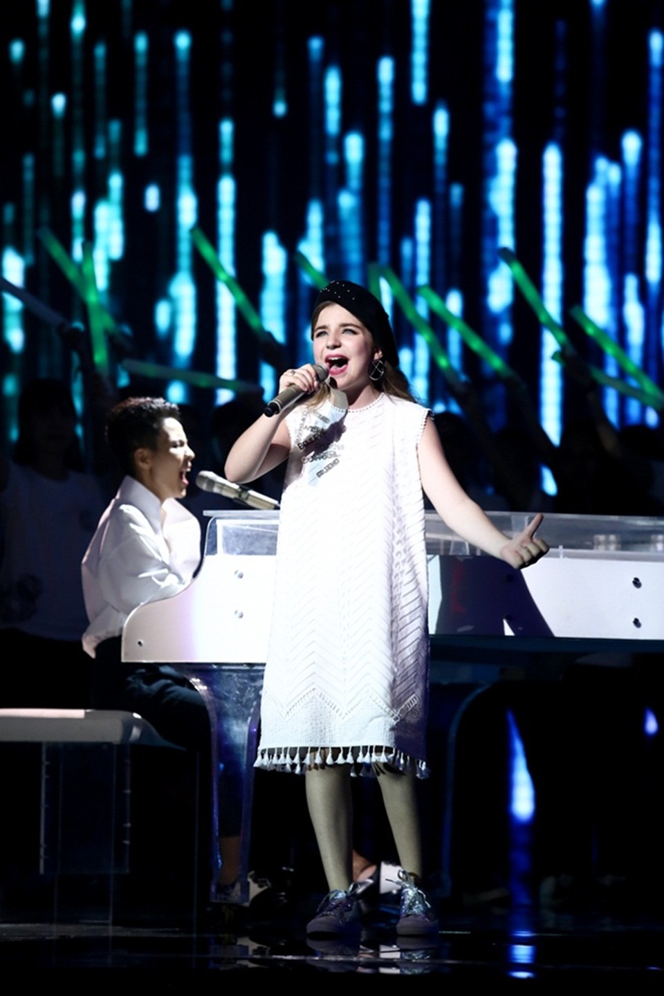 Chiếc vé được quay trở lại đặc biệt trong đêm chung kết cùng top 3 là món quà bất ngờ từ phía khán giả khiến Milana vô cùng xúc động, liên tục nói lời cảm ơn trong đêm diễn tối qua (29/10).