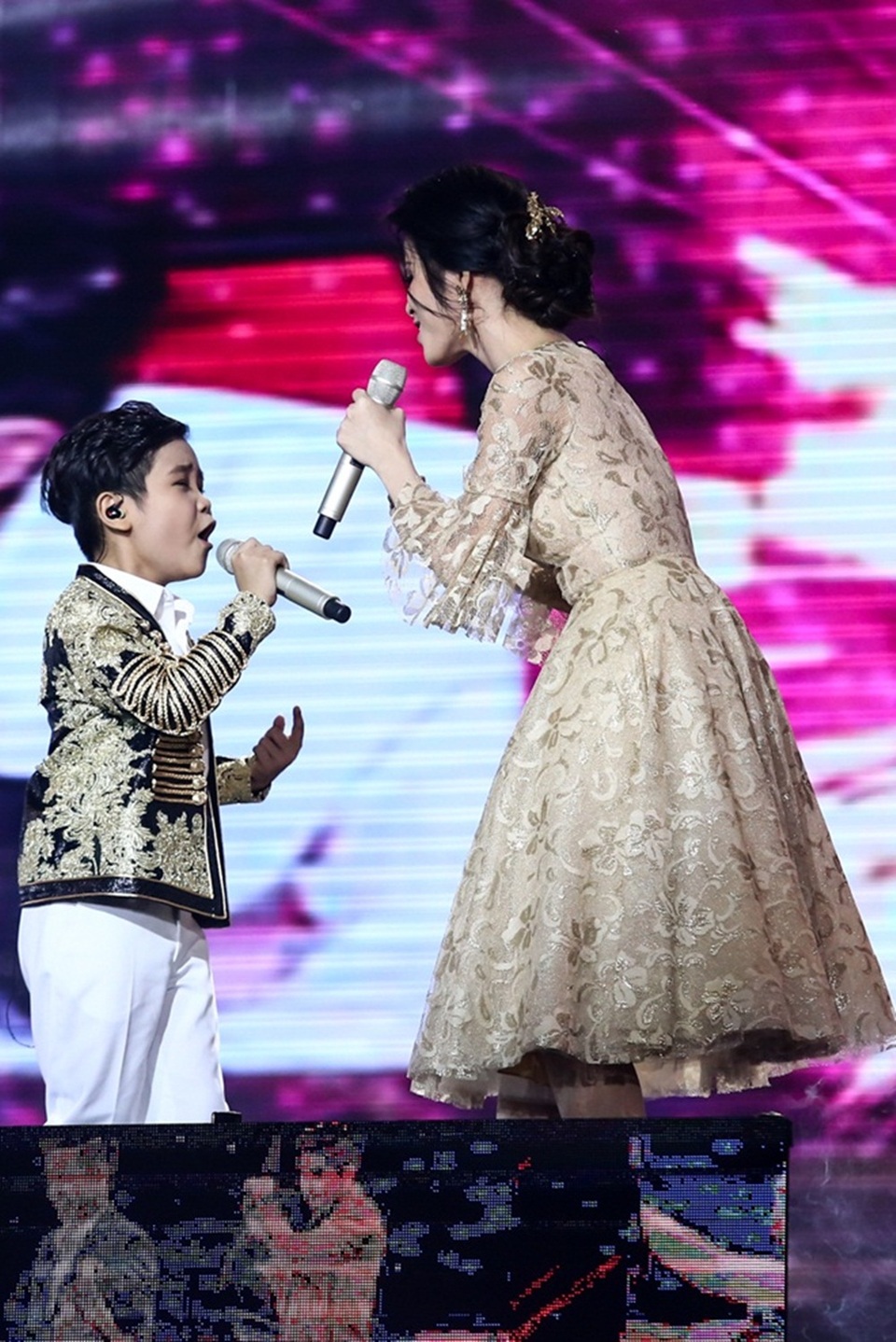 Tiếp sau đó, Nhật Minh cùng HLV Đông Nhi thể hiện ca khúc “We belong together”.