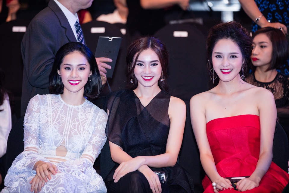 Tại đây, cô hội ngộ đàn chị Lan Ngọc, cả hai cùng ngồi hàng ghế đầu của chương trình.