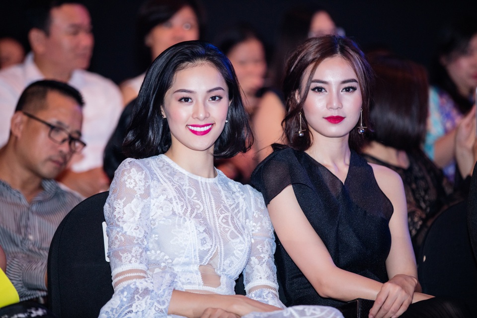 Lan Ngọc - Hạ Vi vui vẻ trò chuyện sau một thời gian không gặp nhau.