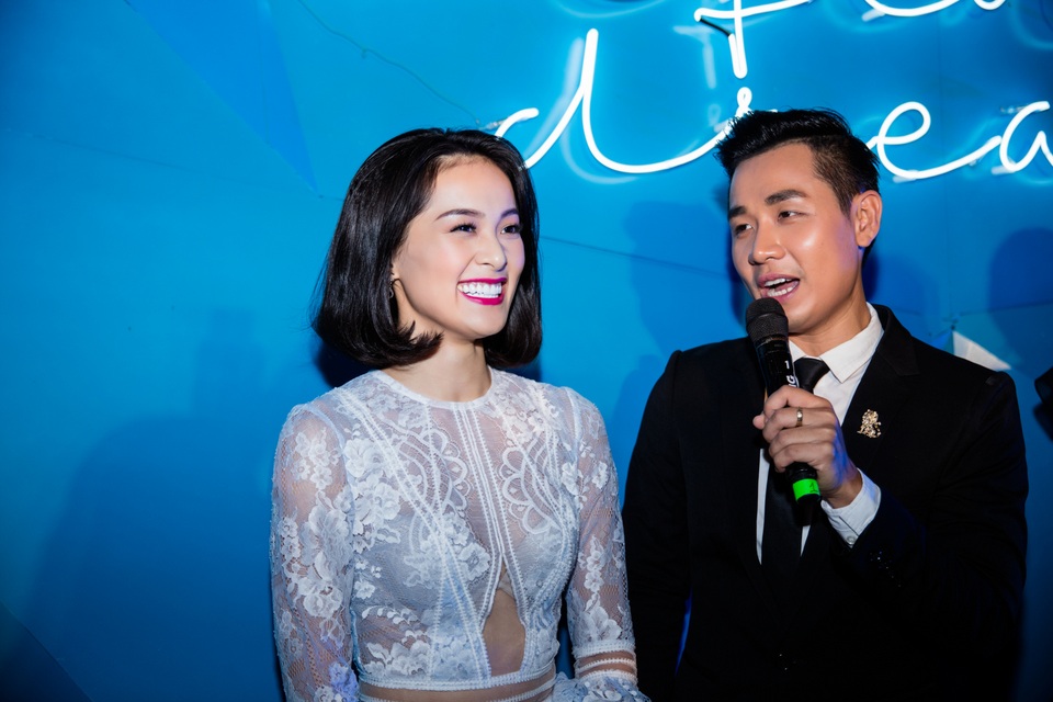 Khi được MC Nguyên Khang hỏi tại sao lại cắt tóc ngắn, Hạ Vi cho biết vì nó giúp cô trông trẻ trung và năng động hơn. Trước câu hỏi: “Bạn trai có thích mái tóc này của Hạ Vi hay không” thì cô thẳng thắn chia sẻ cô cắt tóc là vì bạn trai “xúi giục”.