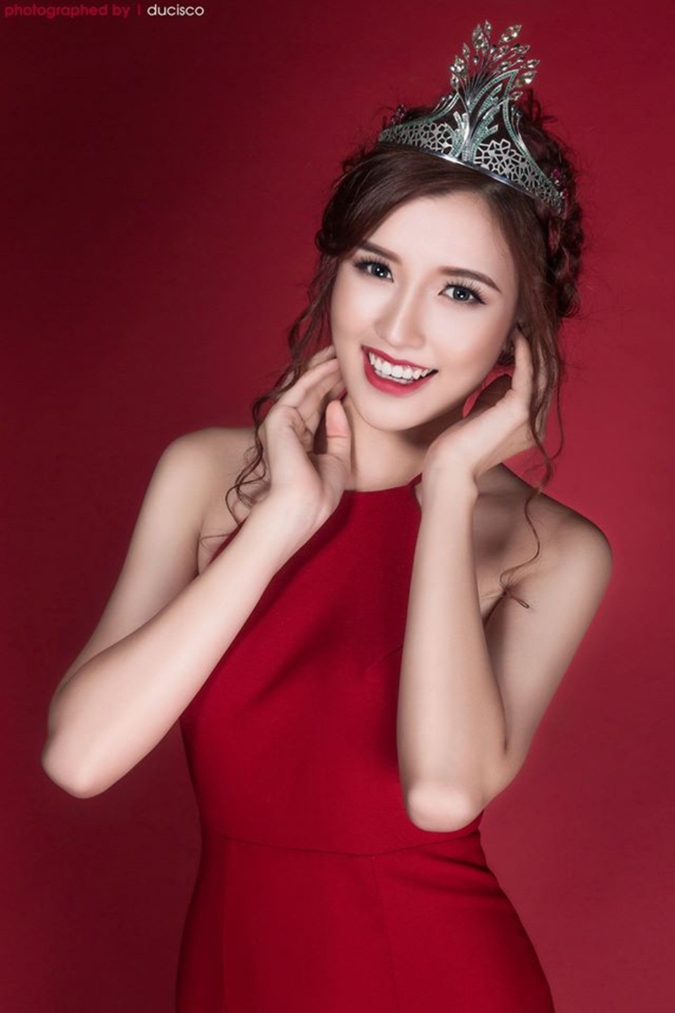 Tiếng Anh có phải rào cản khiến nhan sắc Việt chưa thể đi xa? - 5 Phương Chi cho rằng, có ngoại ngữ, thí sinh sẽ thuận lợi khi tham gia các hành trình và giao tiếp bạn bè.