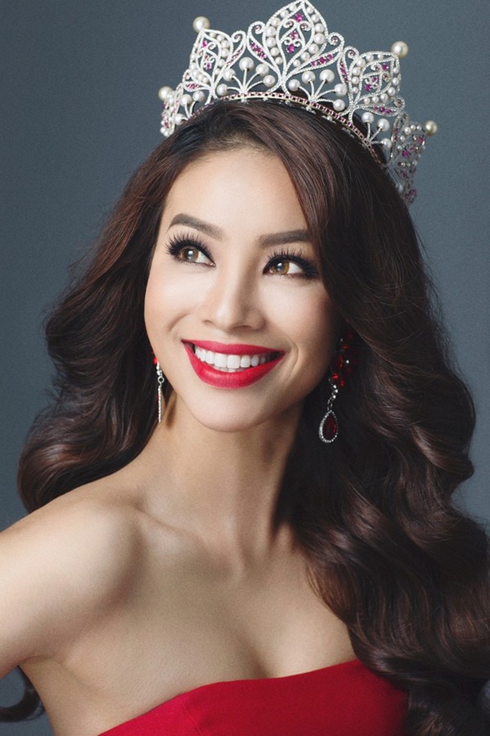 Tiếng Anh có phải rào cản khiến nhan sắc Việt chưa thể đi xa? - 4 Phạm Hương cho rằng, tiếng Anh là điểm quan trọng, không thể thiếu khi đi thi.