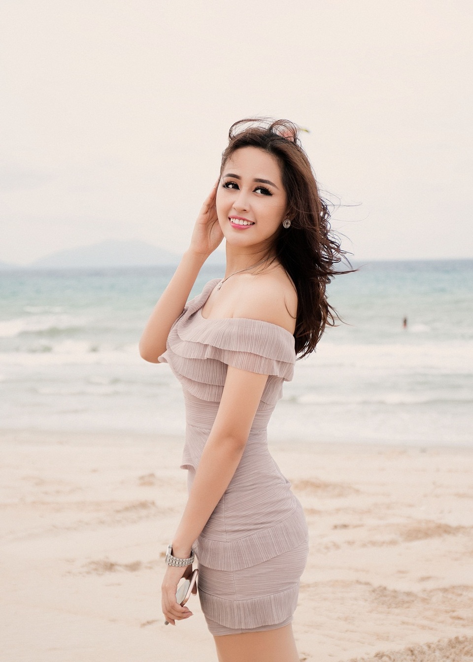 Mai Phương Thúy lên tiếng khi bị nghi photoshop giấu vòng eo mỡ - 4