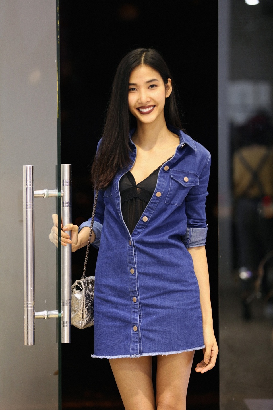 Hoàng Thuỳ, quán quân Next Top mùa thứ hai vừa mới về nước sau thời gian dài hoạt động ở London. Dịp này, chân dài gốc Thanh Hoá sẽ trình diễn tại Vietnam International Fashion Week Thu Đông 2016.