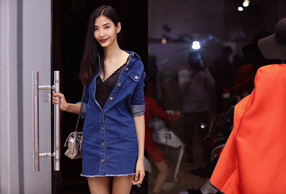 Hoàng Thuỳ đã có buổi thử đồ diễn cho Vietnam International Fashion Week năm nay. Mặc dù thời tiết mùa đông của Hà Nội khá lạnh nhưng cô vẫn mặc váy denim ngắn, khoe chân dài miên man.