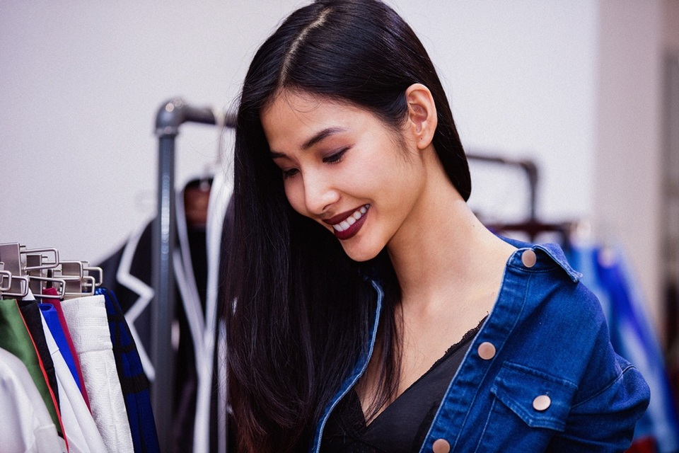 Hoàng Thuỳ cố tình kéo áo trễ vai. Cô make-up đậm, nhấn vào đôi môi thâm để tạo phong cách cá tính, phóng khoáng.