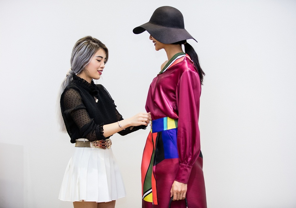 Để trở thành sinh viên ngành thiết kế của trường Centreal Saint Martins, cô phải nộp hồ sơ vào trường, đồng thời trải qua nhiều vòng thi thiết kế.