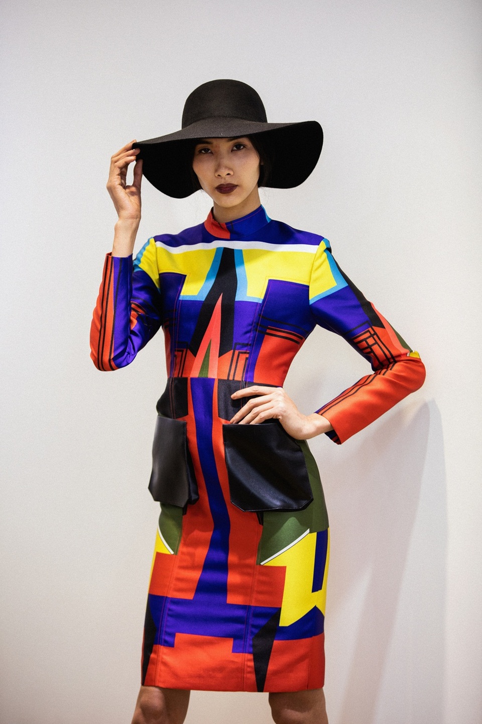 Tâm sự về công việc tại Anh quốc, Hoàng Thuỳ nói, cô đang đầu quân cho công ty người mẫu Paulo Ribeiro.