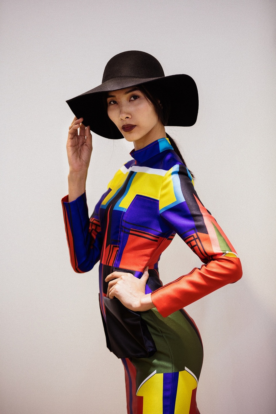 Tại buổi thử đồ, Hoàng Thuỳ đã mặc hai set đồ lấy cảm hứng từ việc nghiên cứu dòng tranh Minimalism của hoạ sĩ Frank Stella.