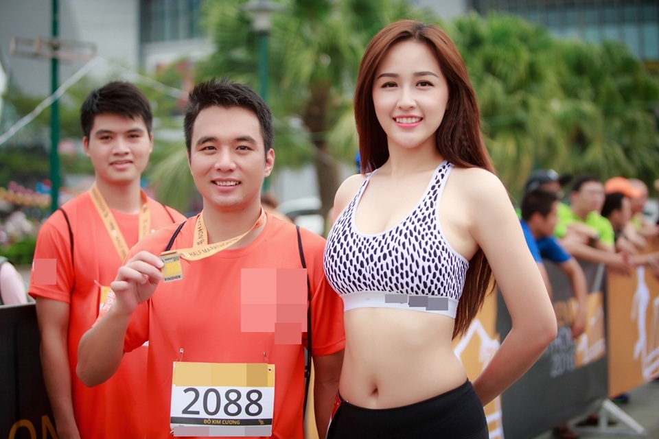 Hình ảnh đã hậu kì của Hoa hậu bị nghi là có sự can thiệp photoshop quá đà.