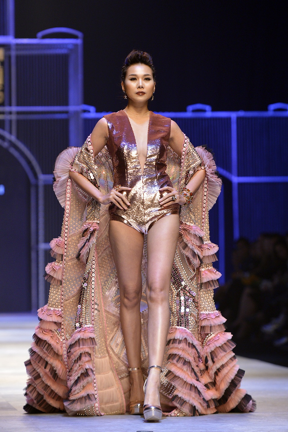 “Nấm lùn” 1m54 mở màn, Thanh Hằng - bà hoàng với bodysuit 10kg của Công Trí - 9