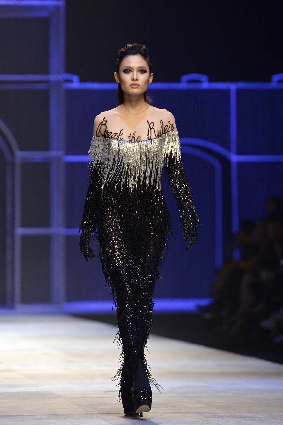 
Á quân Vietnams Next Top Model 2016 - cô nàng “nấm lùn” La Thanh Thanh đã gây bất ngờ khi được NTK khó tính Công Trí chọn làm người mở màn cho bộ sưu tập của anh. Đây là lần đầu tiên có một người mẫu chỉ cao vỏn vẹn 1m54 được sải bước trên sàn diễn danh giá và uy tín của Tuần lễ thời trang Quốc tế Việt Nam với tư cách là người mở màn.
