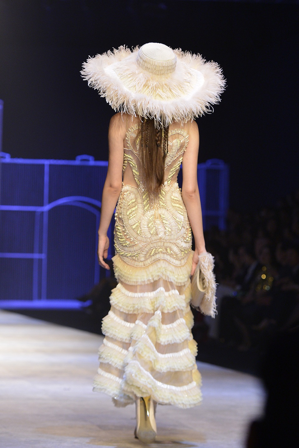 “Nấm lùn” 1m54 mở màn, Thanh Hằng - bà hoàng với bodysuit 10kg của Công Trí - 14