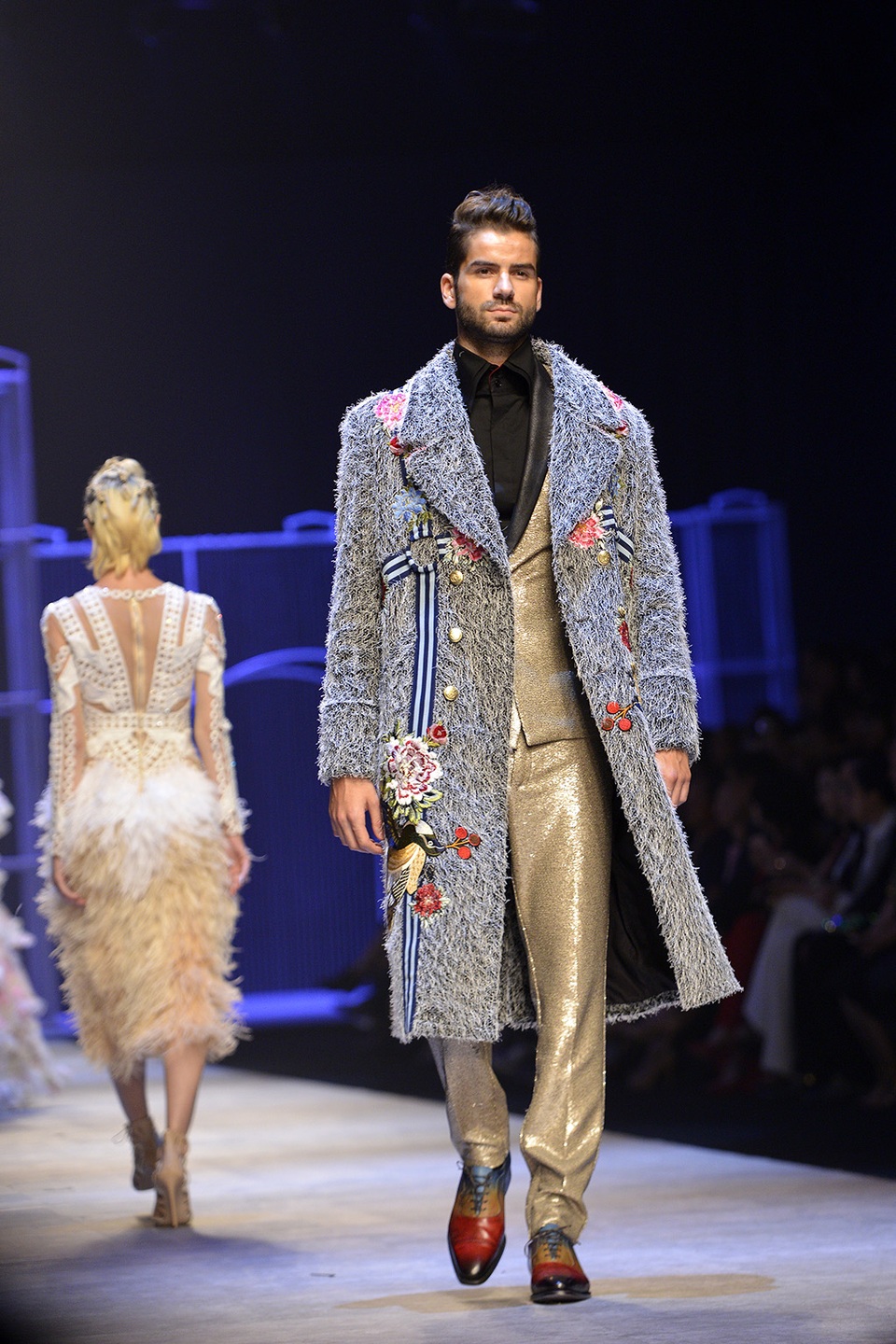 “Nấm lùn” 1m54 mở màn, Thanh Hằng - bà hoàng với bodysuit 10kg của Công Trí - 21