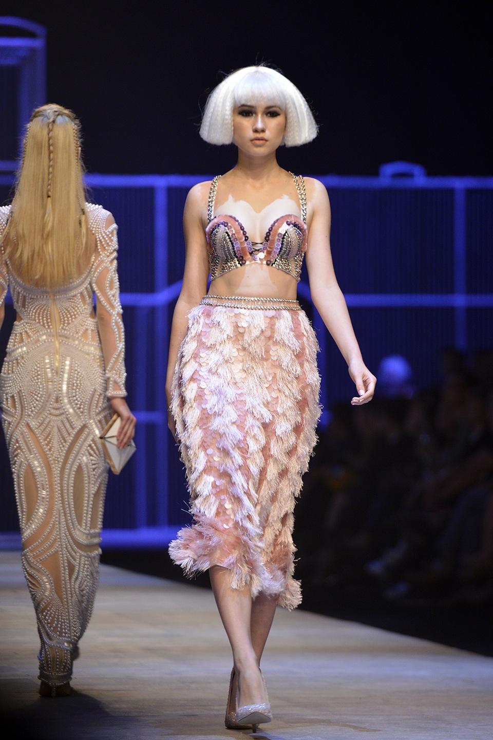 “Nấm lùn” 1m54 mở màn, Thanh Hằng - bà hoàng với bodysuit 10kg của Công Trí - 11