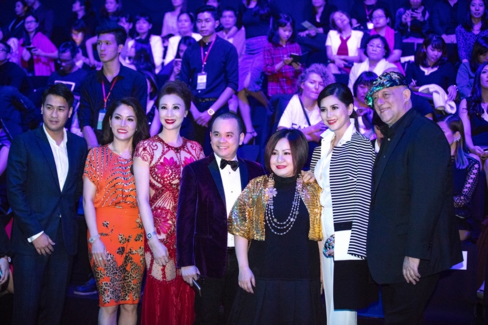 Đi dự nhiều Tuần lễ Thời trang Quốc tế, Thủy Tiên còn rất trăn trở với ngành công nghiệp thời trang Việt và muốn tạo nhiều cơ hội cho NTK trong nước phát triển và bước ra thế giới.