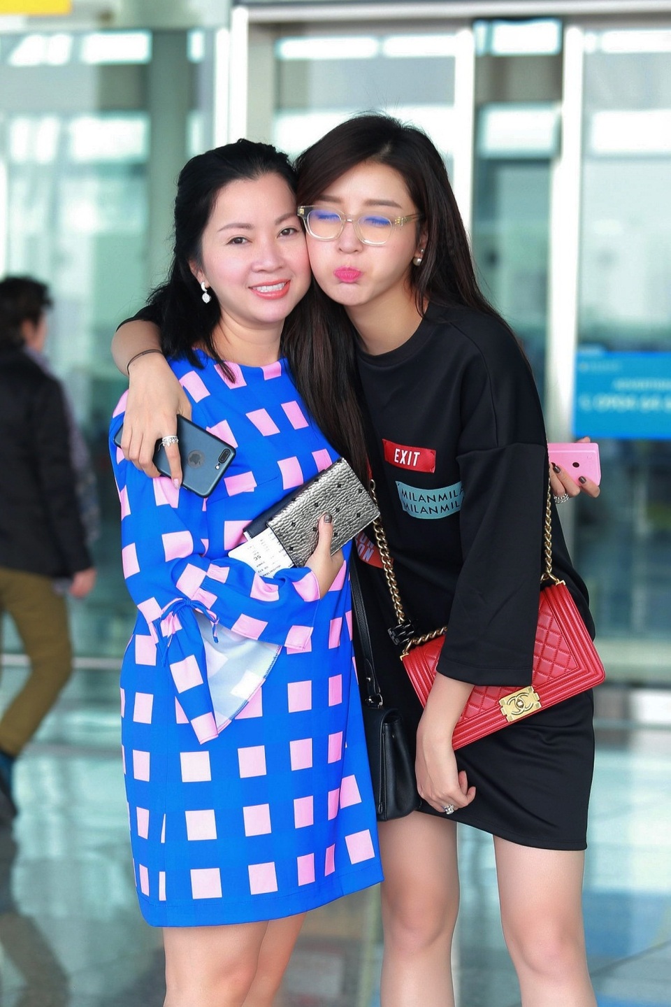 Á hậu Huyền My được mời sang Malaysia diễn thời trang - 1 Huyền My đáng yêu bên mẹ.