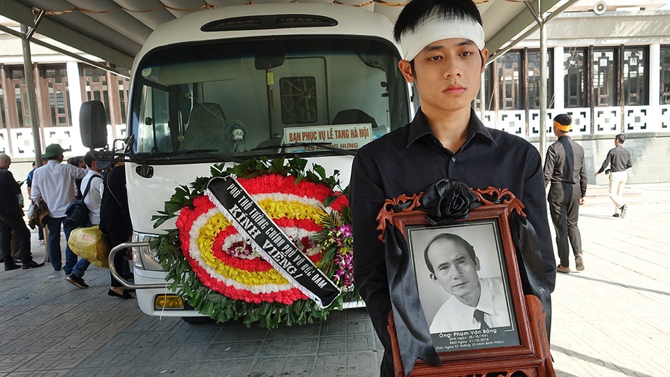 Nghệ sĩ Phạm Bằng ra đi nhưng sự cống hiến cho nghệ thuật, những năm tháng hết lòng mang tiếng cười đến cho khán giả của ông sẽ ghi dấu ấn mãi mãi trong lòng mọi người. Trống trải đời tư nhưng ông không cho phép mình mang nỗi buồn lên sân khấu, vào phim ảnh. Bởi NSƯT Phạm Bằng luôn tự nhắc nhở bản thân mình: “Tôi tự biết mình là diễn viên hài, là người mang tiếng cười đến cho khán giả, phải dẹp hết mọi ưu tư trong lòng, để tập trung cho công việc”. Xin lấy câu nói của nghệ sĩ Phạm Bằng thay cho lời tiễn biệt ông!