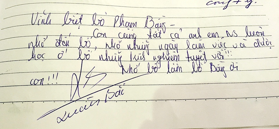 NSƯT Xuân Bắc viết trong sổ tang: “Vĩnh biệt bố Phạm Bằng. Con cùng tất cả các anh chị em nghệ sĩ luôn nhớ đến bố. Nhớ những ngày làm việc và được học ở bố những kinh nghiệm tuyệt vời. Nhớ lắm bố Bằng ơi”.