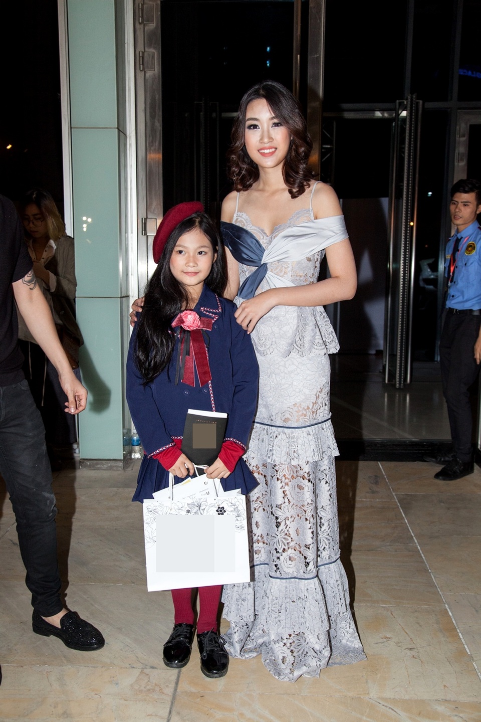 Sau màn chọn áo dài bị cho là cách tân không hợp lý, Mỹ Linh chọn một thiết kế chất liệu ren cho lần xuất hiện này. Tuy nhiên kiểu tóc xoăn uốn lọn tiếp tục khiến Hoa hậu mất đi nét tươi trẻ vốn có.