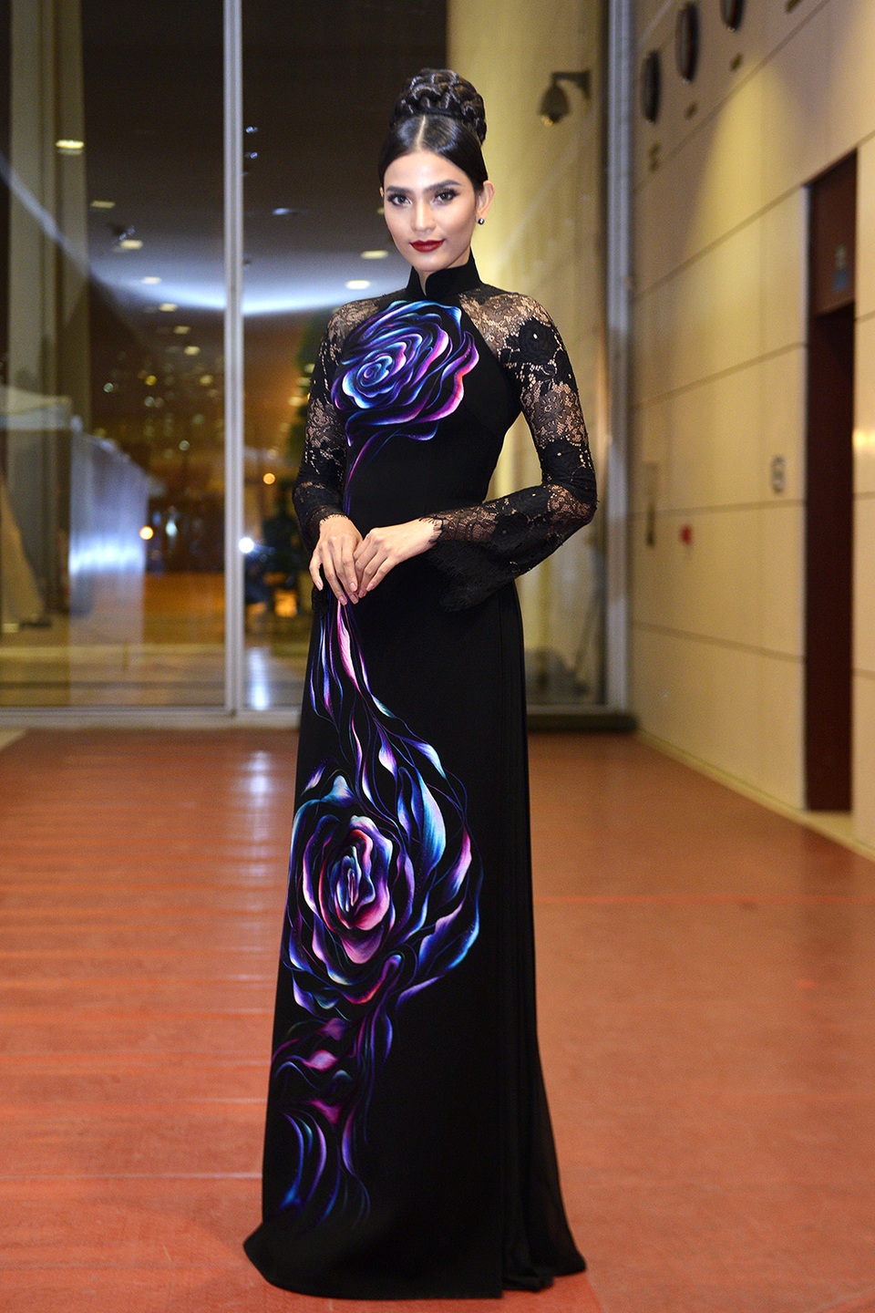 Đặc biệt, với lối make-up khá đậm nhưng thần thái và nhan sắc của Trương Thị May vẫn tôn lên được nét đẹp truyền thống của người con gái Việt.