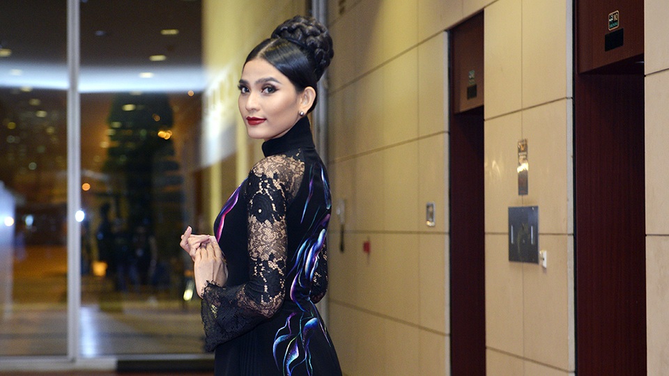 Đêm qua (4/11), xuất hiện tại sự kiện thời trang đình đám ở Hà Nội, Á hậu Trương Thị May biến hóa liên tục trong những thiết kế áo dài.