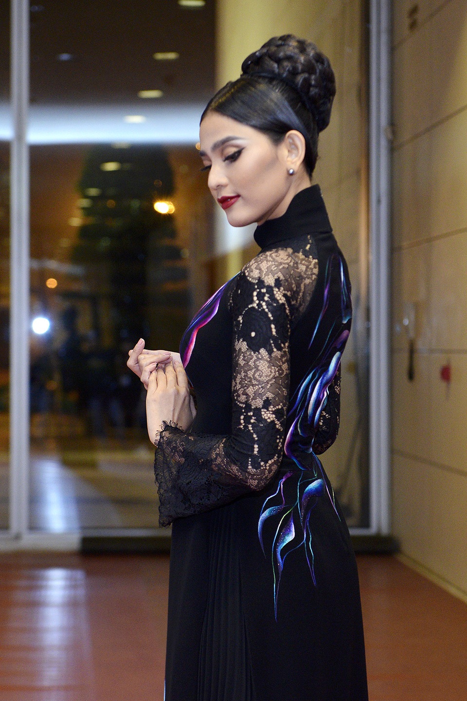 Kiểu tóc tết búi cao tăng thêm vẻ quý phái cho Á hậu.