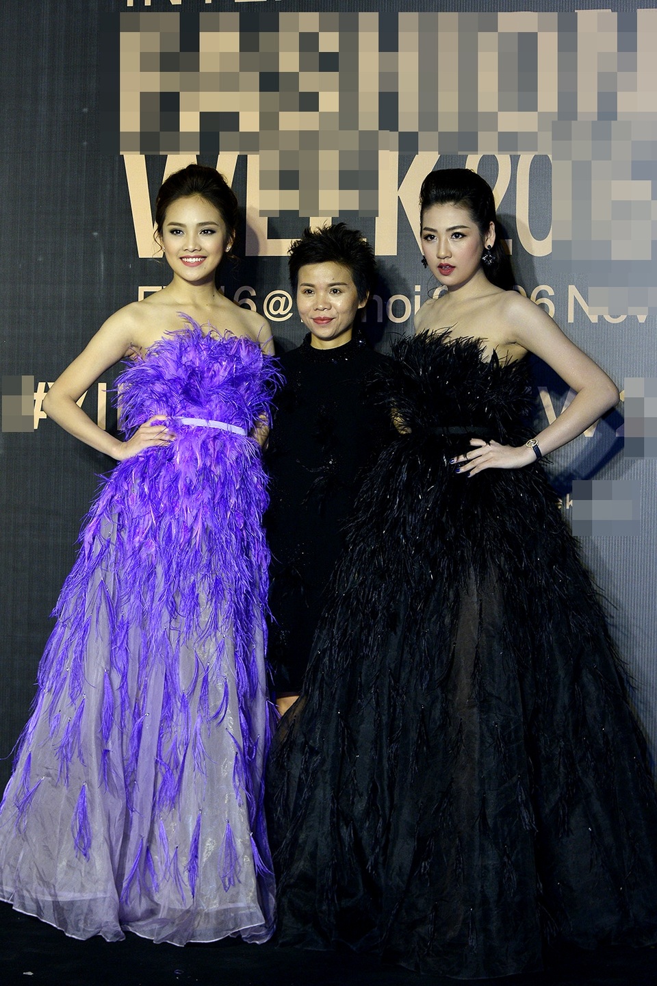 Dương Tú Anh - Tố Như - NTK Xuân Lê. Dương Tú Anh và Tố Như ton sour ton khi cùng chọn thiết kế đầm lông vũ chỉ khác nhau về màu sắc. Nếu Tố Như sở hữu vẻ đẹp ngọt ngào thì Tú Anh lại toát lên thần thái tự tin, chuyên nghiệp của một nhan sắc tiền nhiệm.