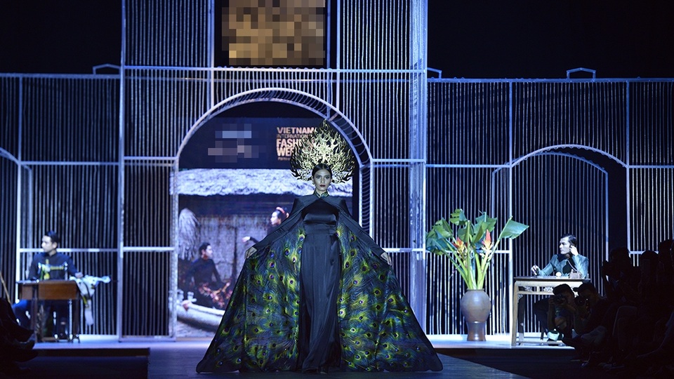 Nàng hậu diện trên mình chiếc áo dài đen có phần tà áo hình chim công và chiếc vương miện thể hiện quyền lực của người phụ nữ Việt Nam.