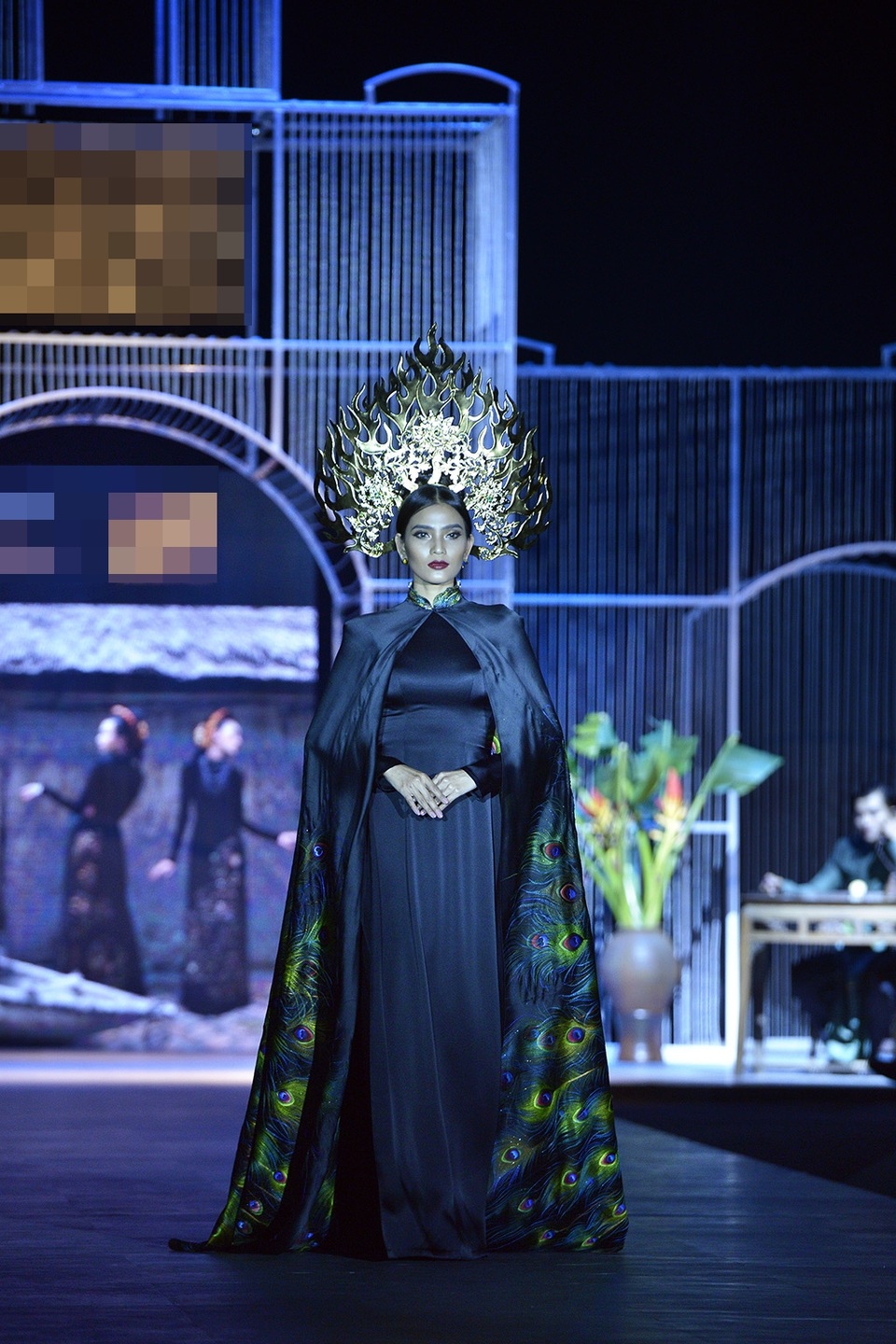 Chỉ một tiếng sau đó, cô xuất hiện với vai trò veddte.