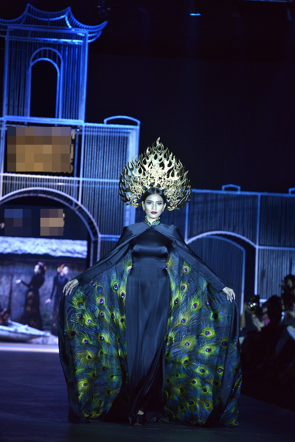 Chiếc áo dài của Trương Thị May được thể hiện với họa tiết organze được thêu tay tinh tế. Đặc biệt, chiếc vương miện của cô có cân nặng gần… 10kg.