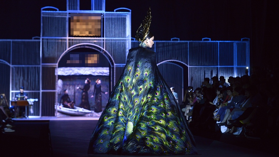 Người đẹp giữ được biểu cảm tự nhiên, diễn như không diễn trên sàn catwalk.