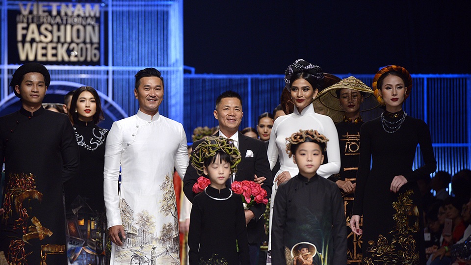 Ở phần chào kết, cô lại diện một thiết kế áo dài thứ 3 với gam màu trắng thanh thoát với chiếc mấn cách điệu đội đầu.