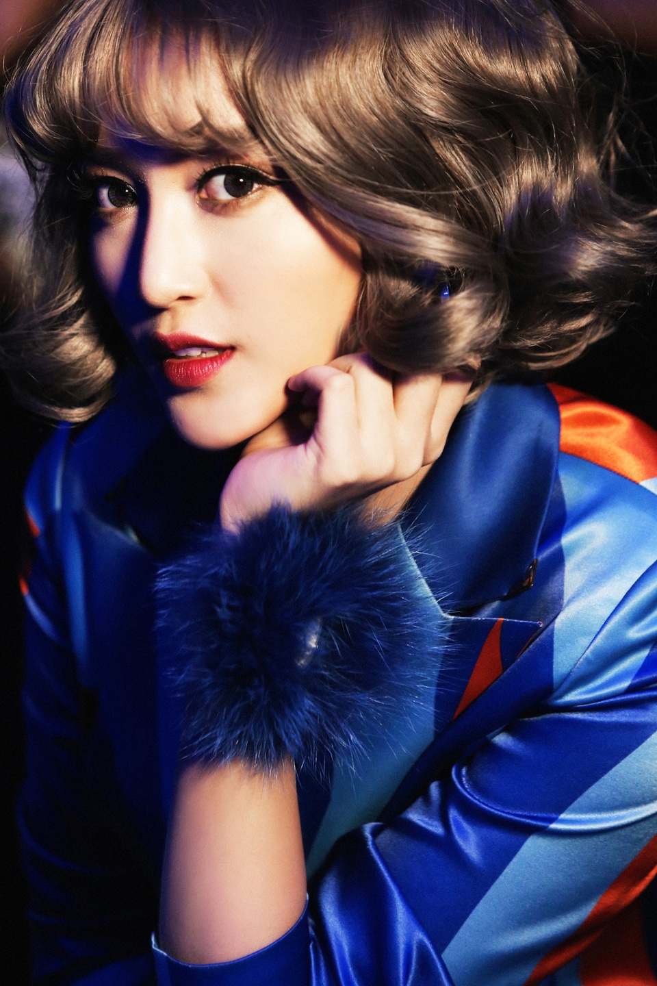 Trên thảm đỏ còn quy tụ rất nhiều gương mặt nổi tiếng khác. Nổi bật là Á hậu Huyền My với hình ảnh lạ lẫm khác hẳn ngày thường với mái tóc giả màu xám tro như một cô búp bê. Được biết, bộ tóc giả kết hợp cùng set đồ là do Huyền My tự lên ý tưởng cho mình.